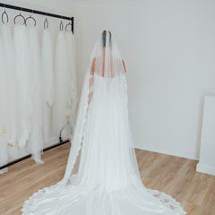 BILLIE. single tier veil, bold lace trim.