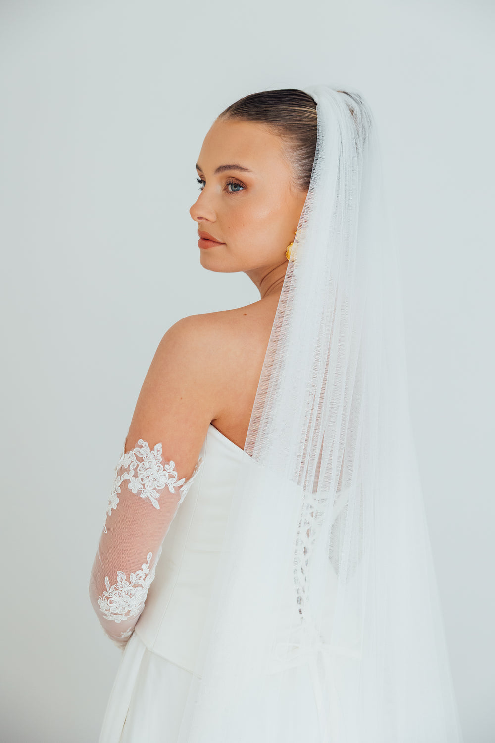 BILLIE. single tier veil, bold lace trim.