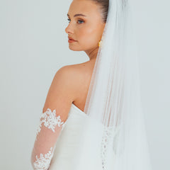 BILLIE. single tier veil, bold lace trim.