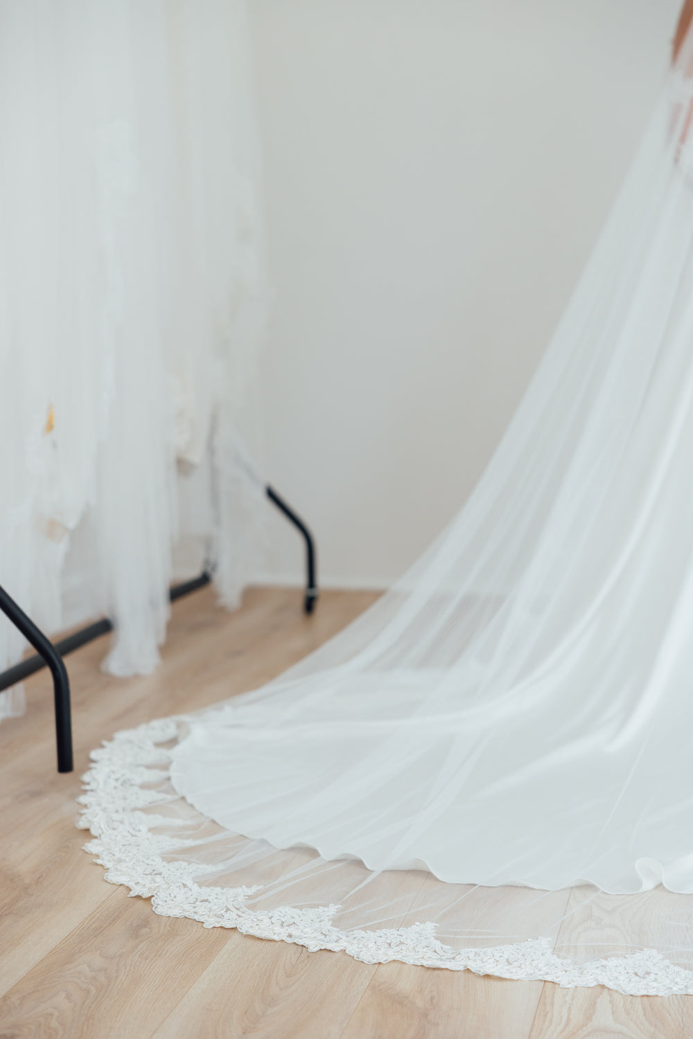 BILLIE. single tier veil, bold lace trim.