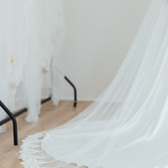 BILLIE. single tier veil, bold lace trim.