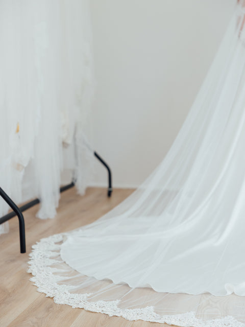 BILLIE. single tier veil, bold lace trim.