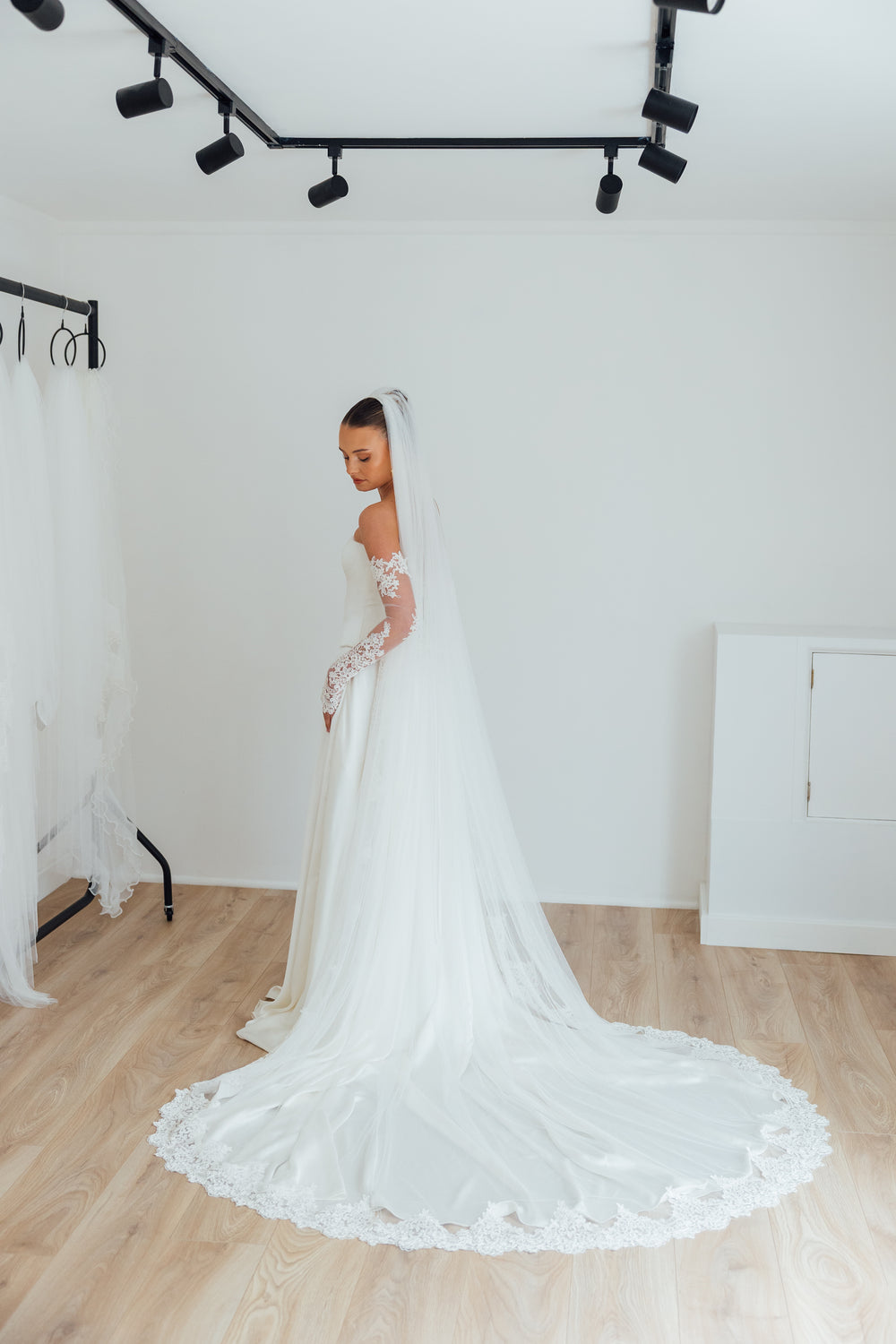 BILLIE. single tier veil, bold lace trim.