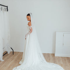 BILLIE. single tier veil, bold lace trim.
