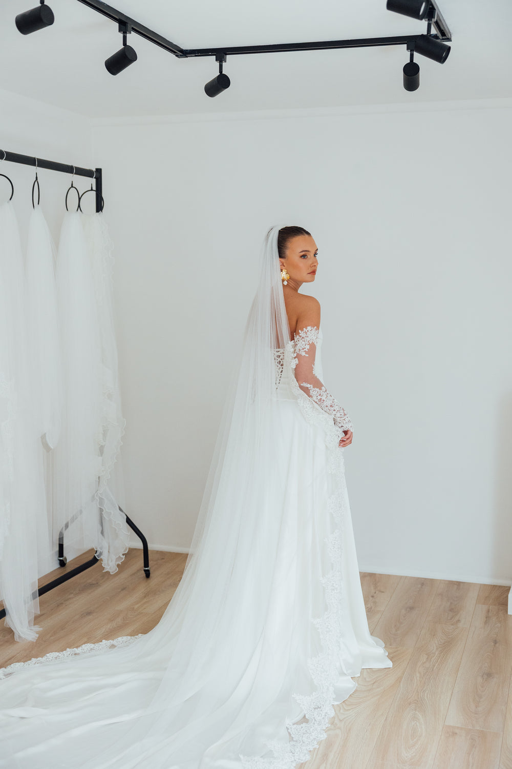 BILLIE. single tier veil, bold lace trim.