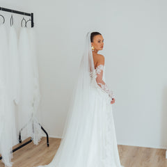 BILLIE. single tier veil, bold lace trim.