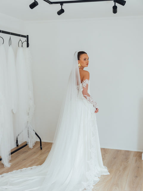 BILLIE. single tier veil, bold lace trim.