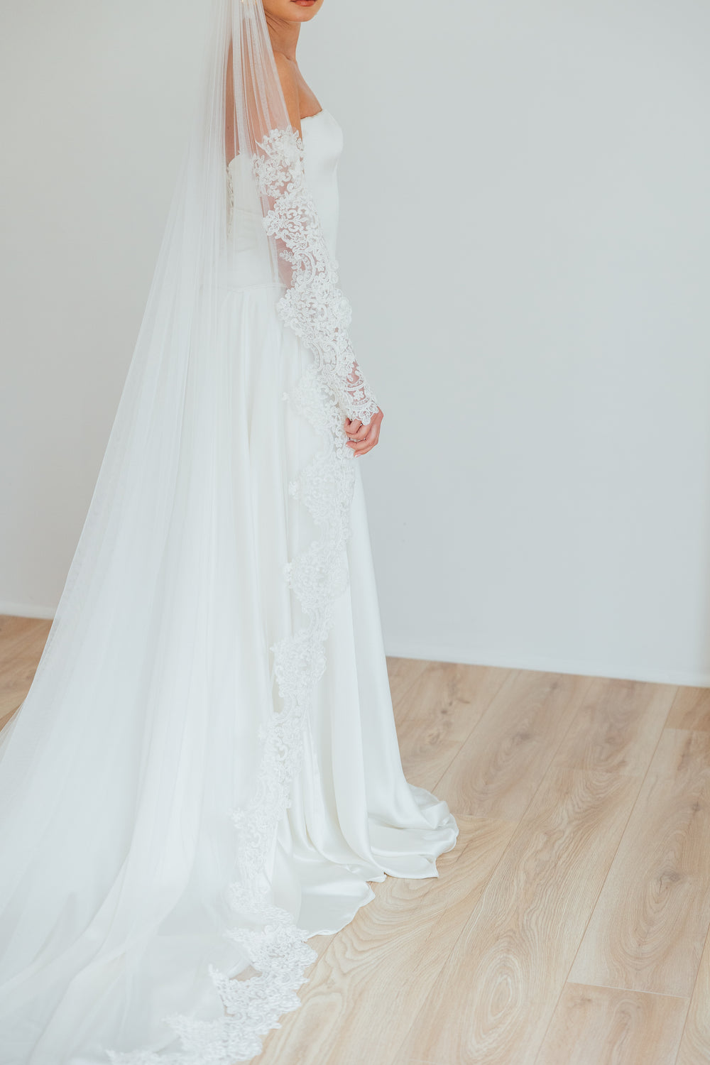 BILLIE. single tier veil, bold lace trim.