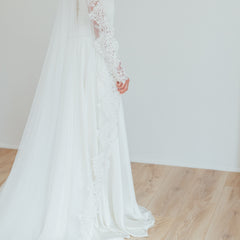 BILLIE. single tier veil, bold lace trim.