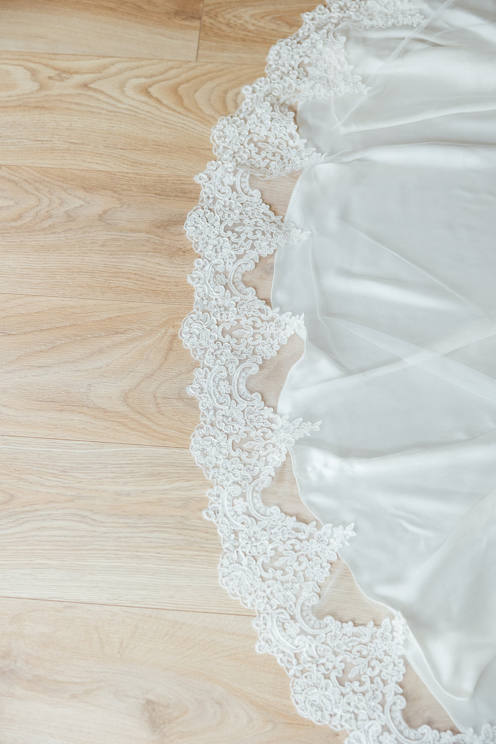 BILLIE. mantilla veil, bold lace edge.