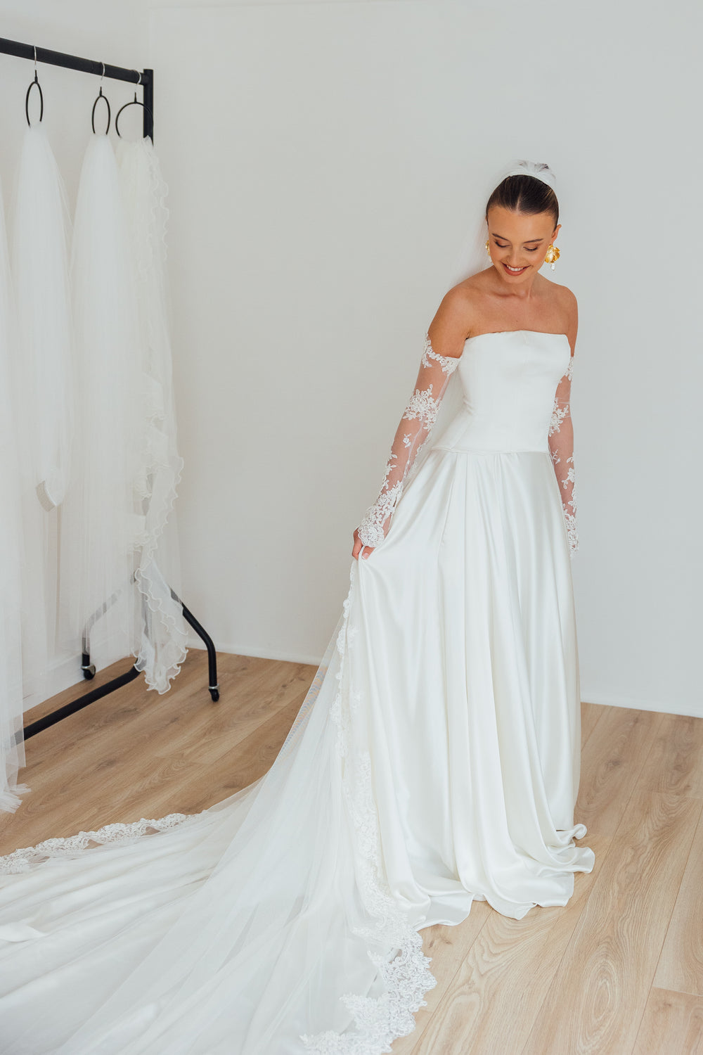 BILLIE. single tier veil, bold lace trim.