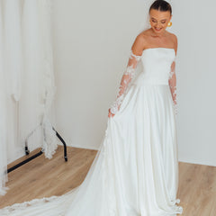 BILLIE. single tier veil, bold lace trim.