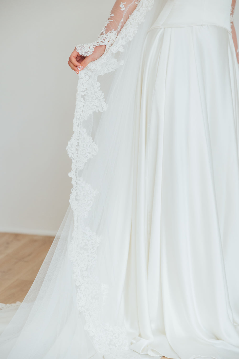 BILLIE. single tier veil, bold lace trim.