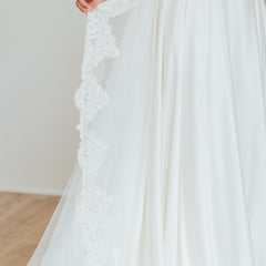 BILLIE. single tier veil, bold lace trim.