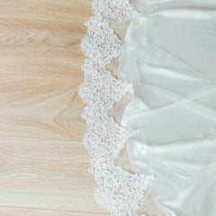 BILLIE. single tier veil, bold lace trim.