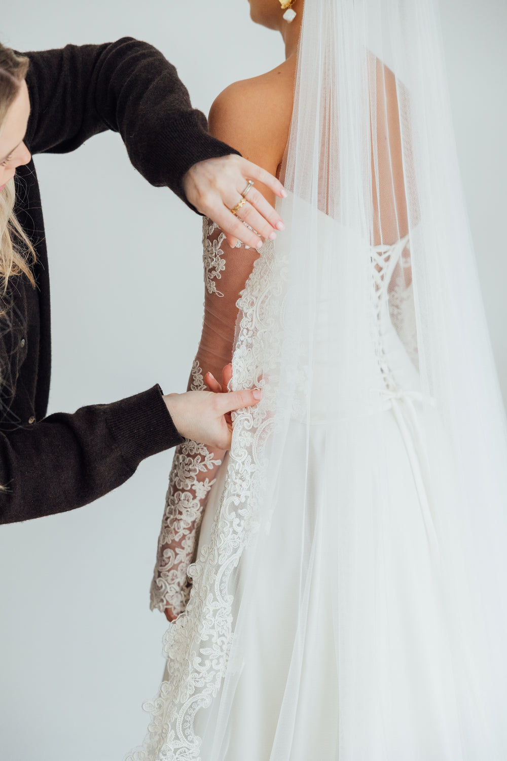 BILLIE. single tier veil, bold lace trim.