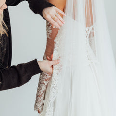 BILLIE. single tier veil, bold lace trim.