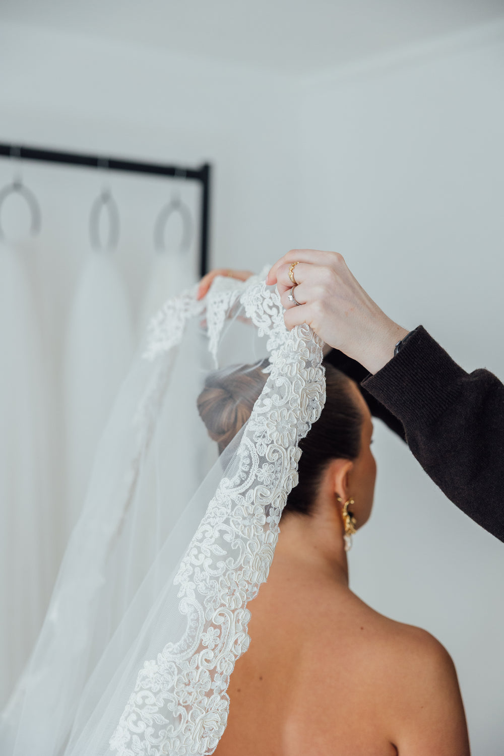 BILLIE. mantilla veil, bold lace edge.