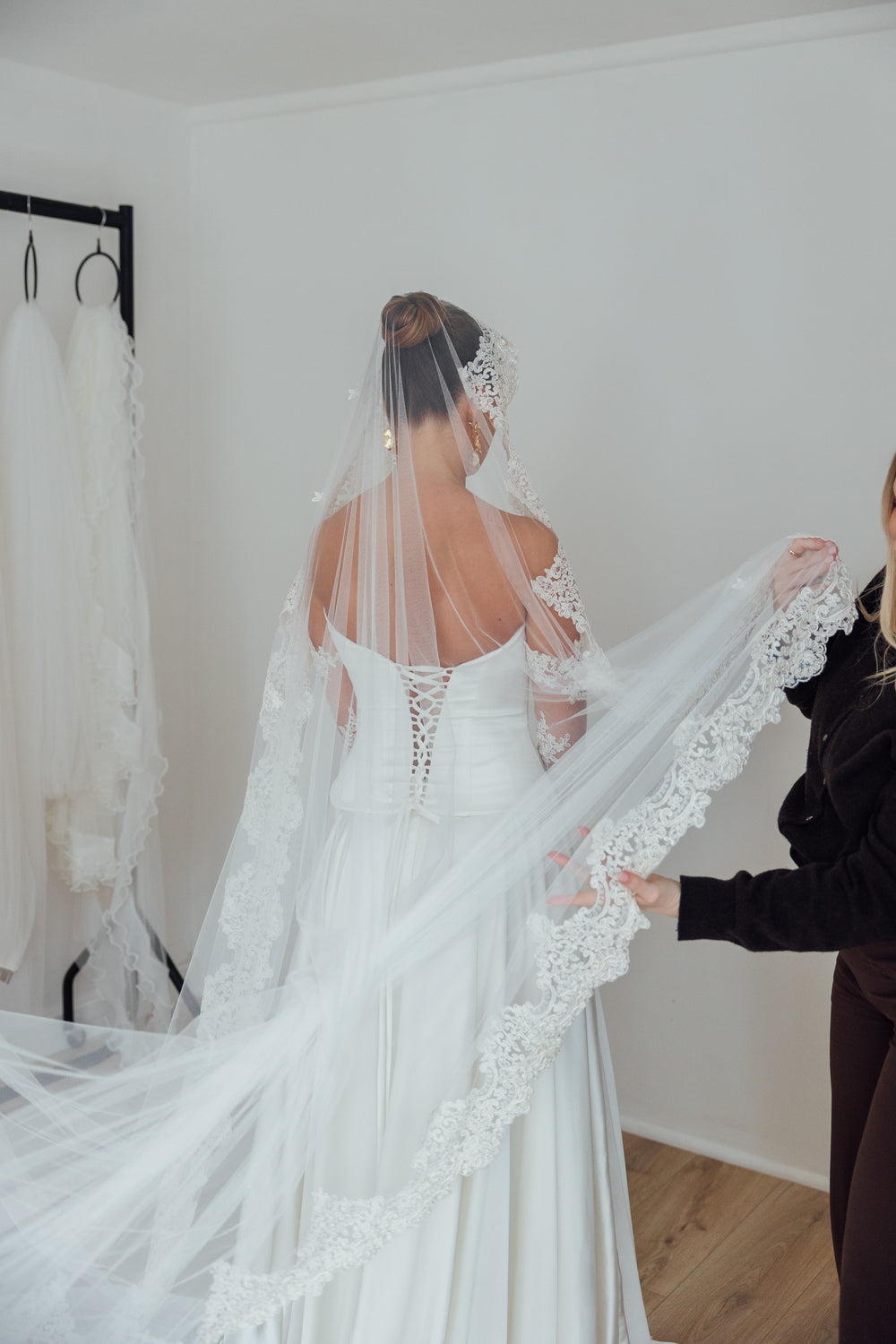 BILLIE. mantilla veil, bold lace edge.