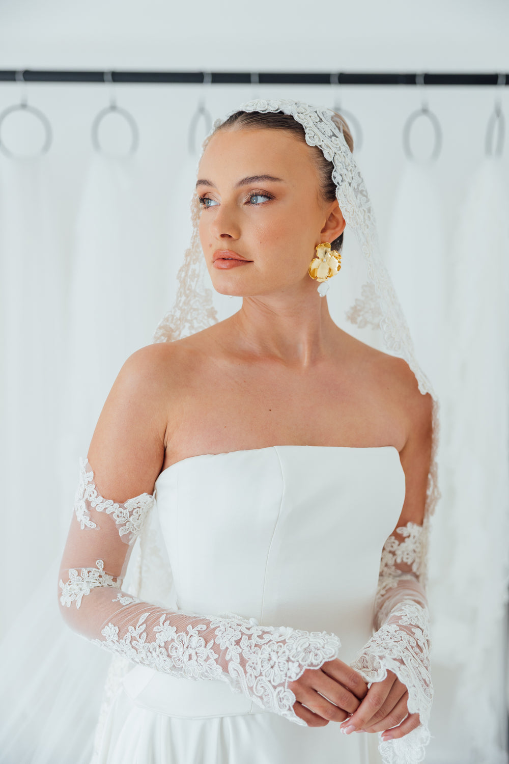 BILLIE. mantilla veil, bold lace edge.
