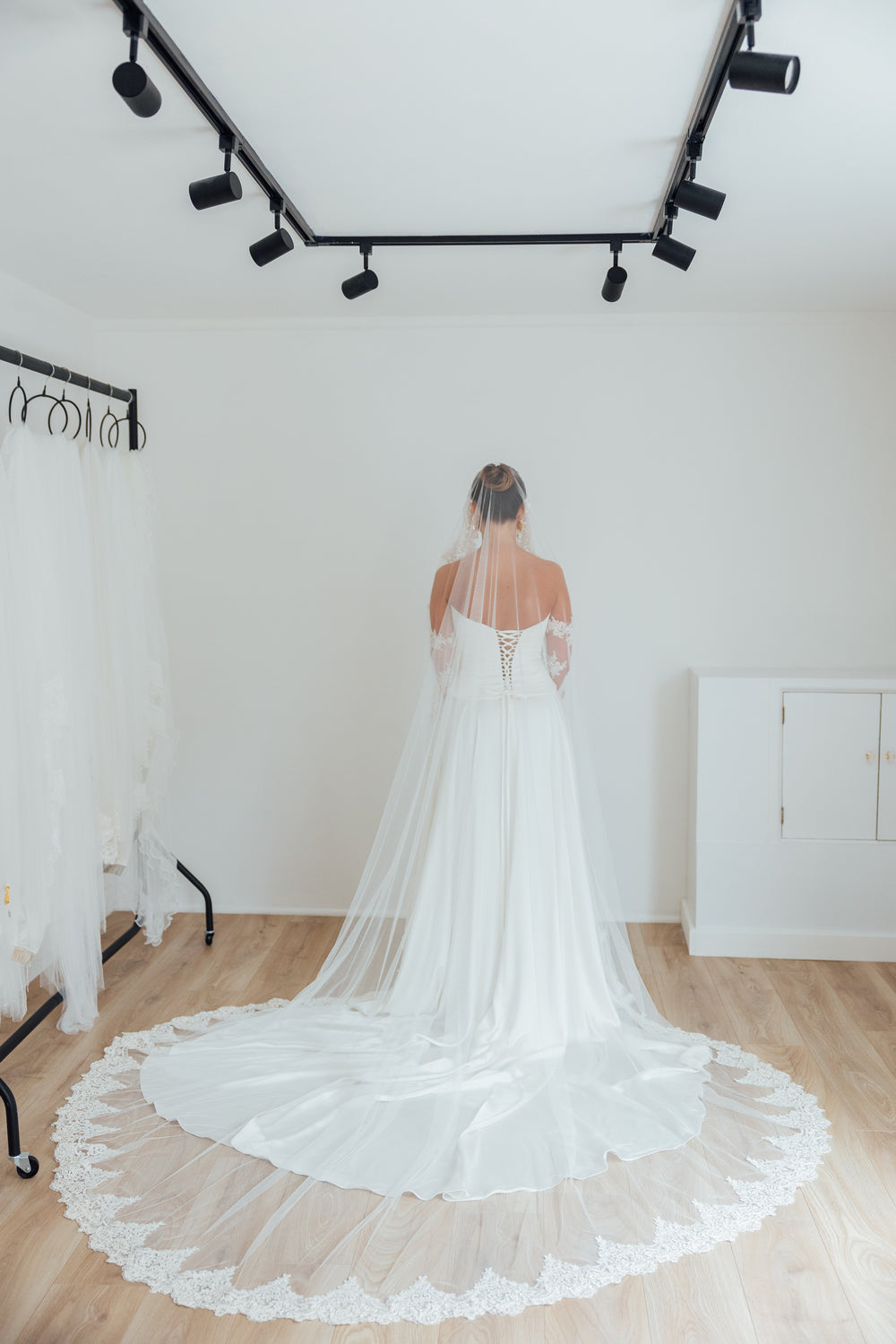 BILLIE. mantilla veil, bold lace edge.