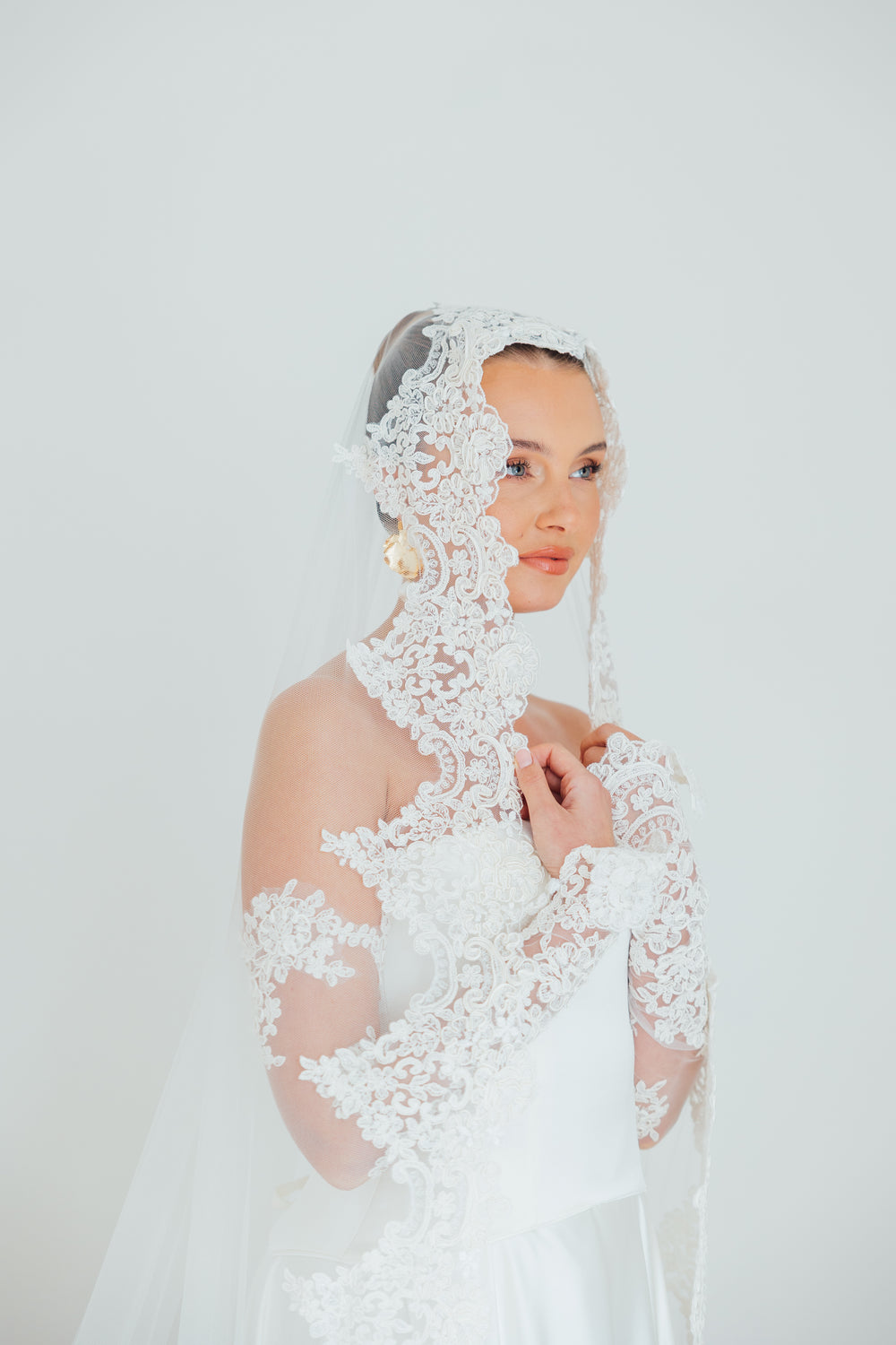 BILLIE. mantilla veil, bold lace edge.