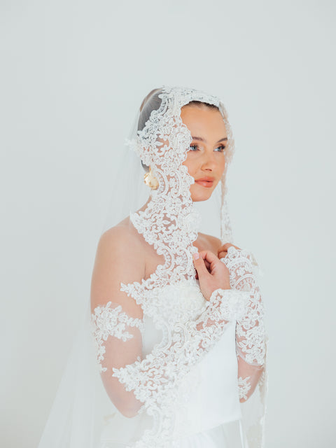 BILLIE. mantilla veil, bold lace edge.