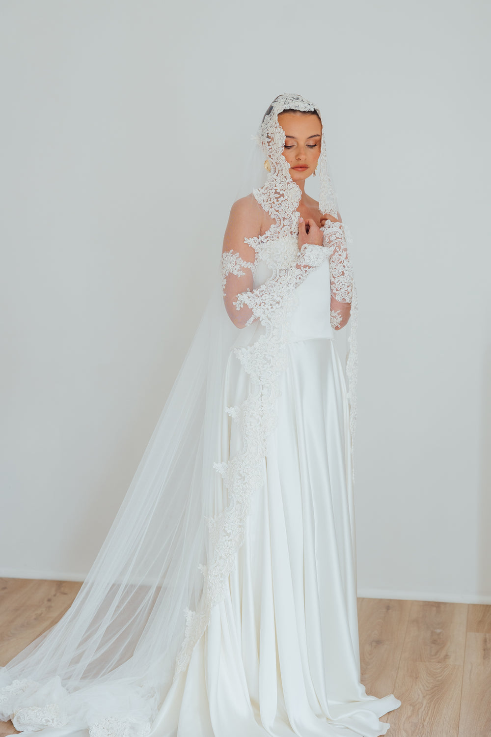 BILLIE. mantilla veil, bold lace edge.