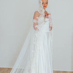 BILLIE. mantilla veil, bold lace edge.
