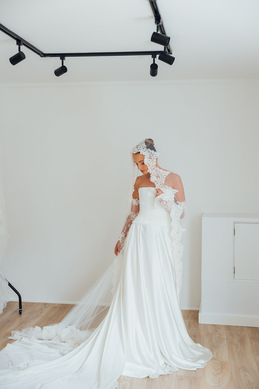 BILLIE. mantilla veil, bold lace edge.