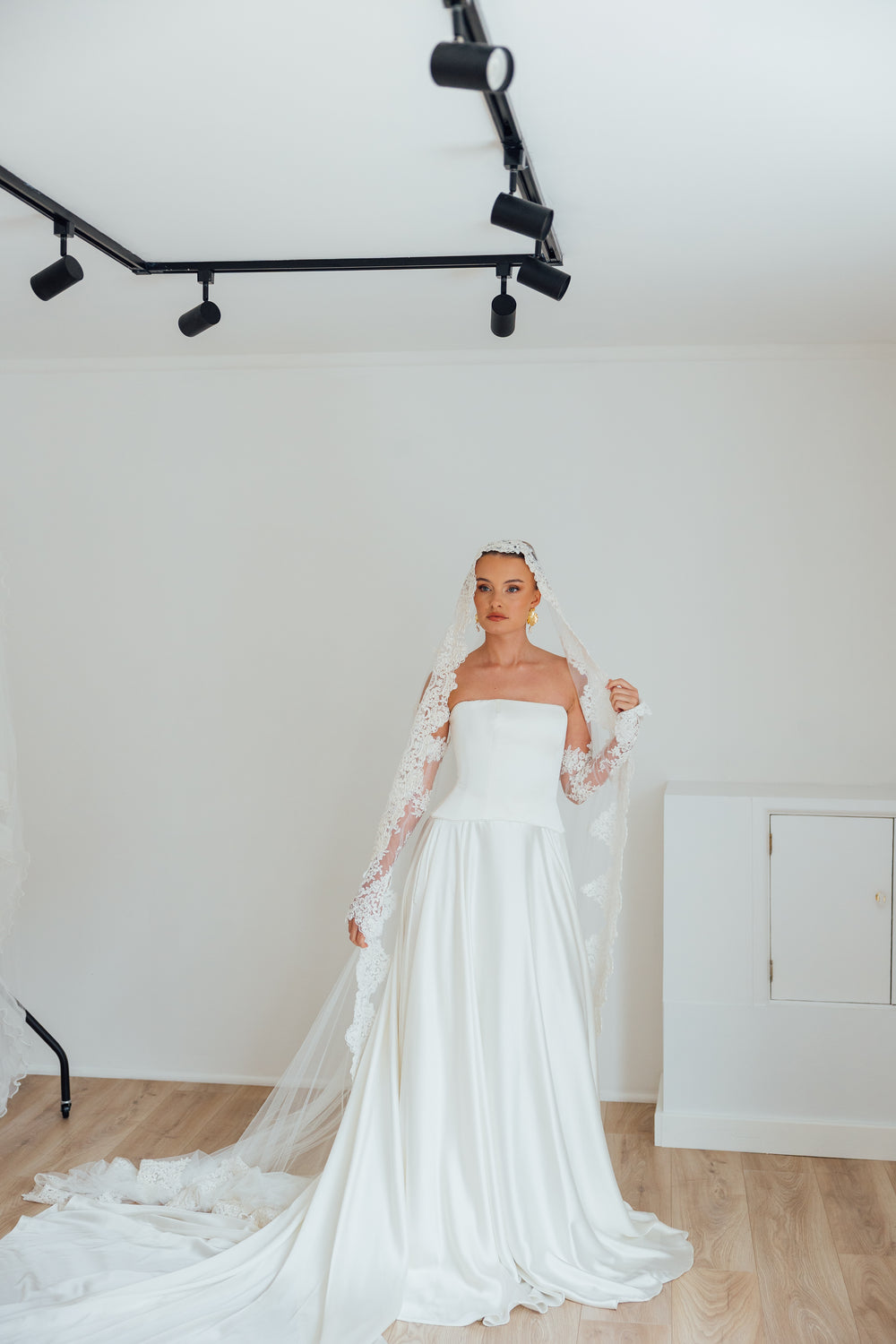 BILLIE. mantilla veil, bold lace edge.