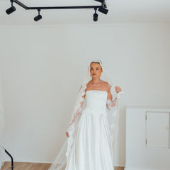 BILLIE. mantilla veil, bold lace edge.