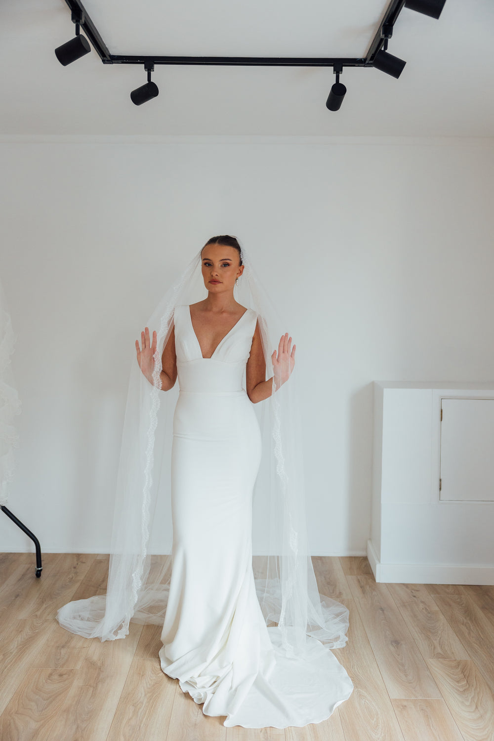 HARRY. single tier veil, eyelash lace trim.