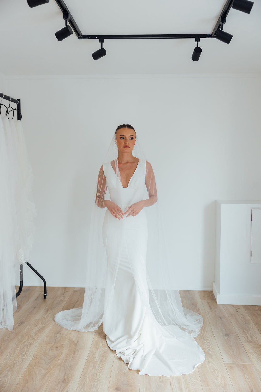 HARRY. single tier veil, eyelash lace trim.