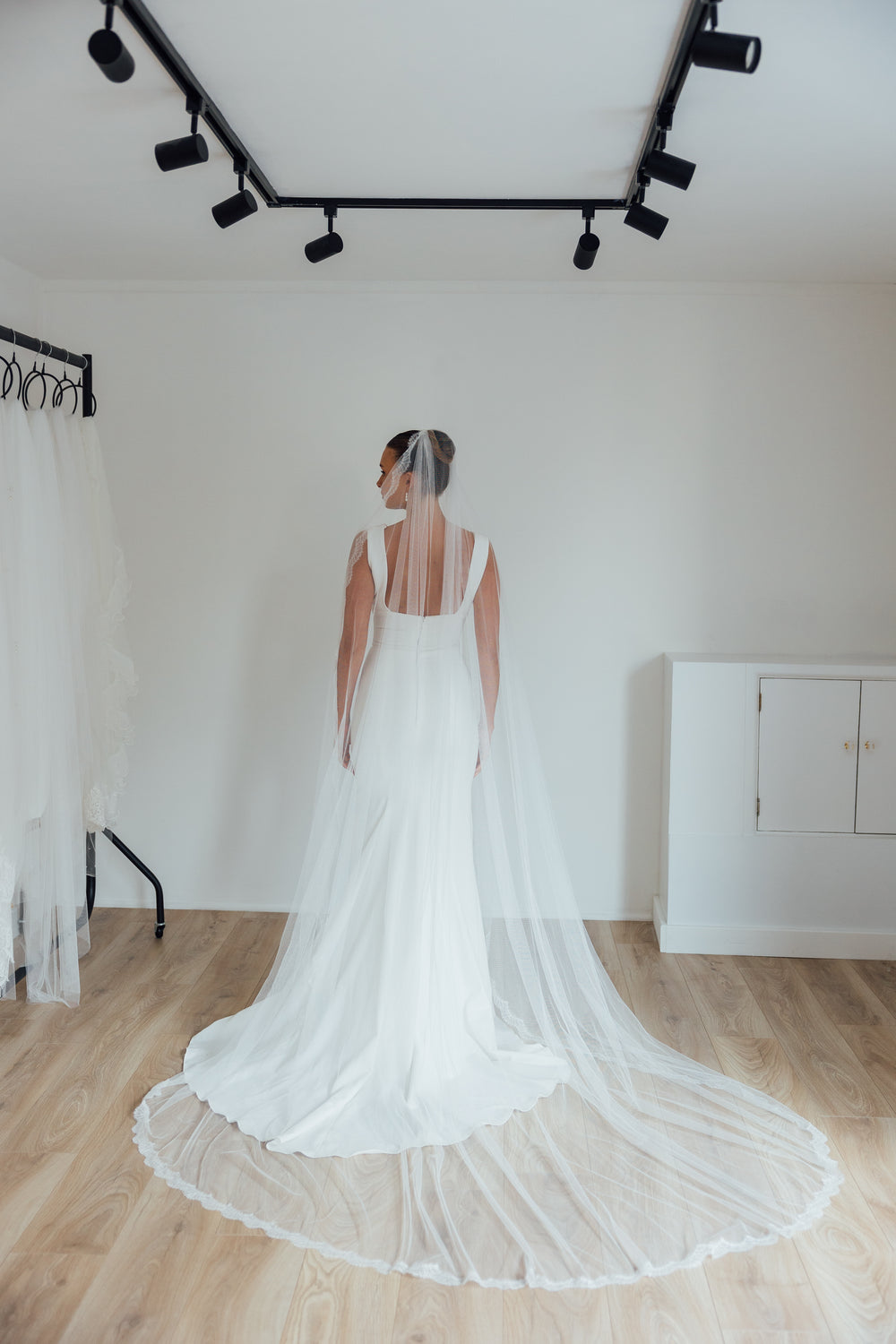 HARRY. single tier veil, eyelash lace trim.