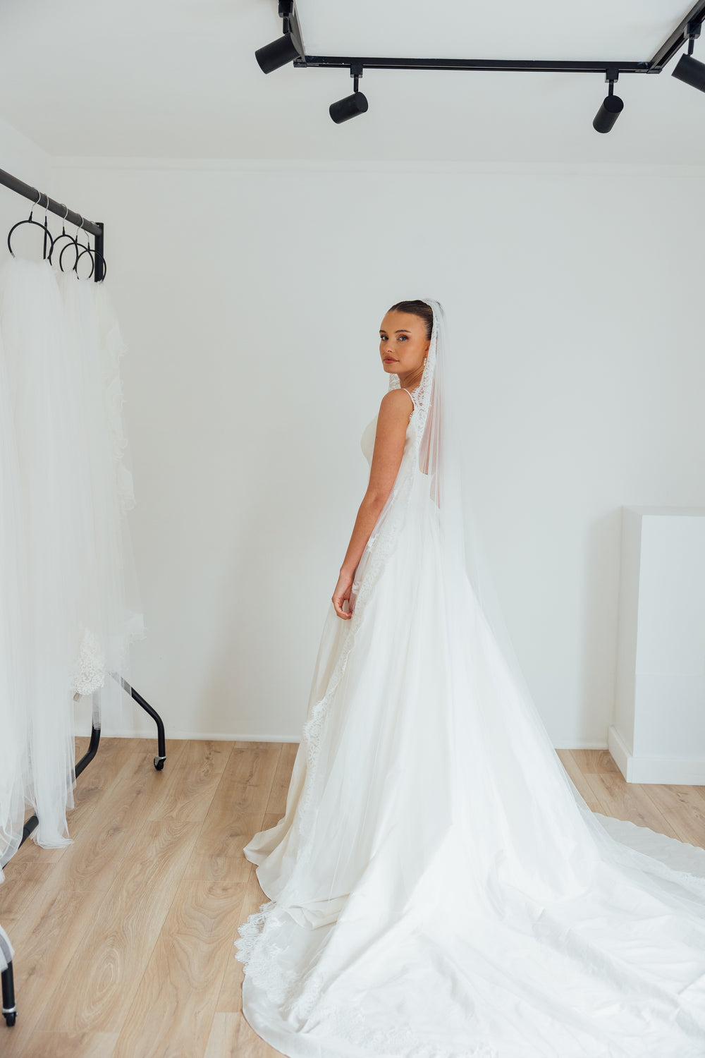 SOPHIE. single tier veil, cord lace trim.