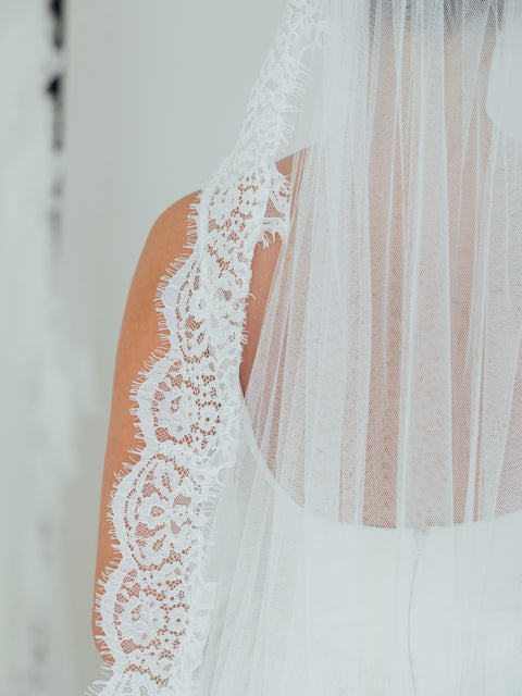 SOPHIE. single tier veil, cord lace trim.