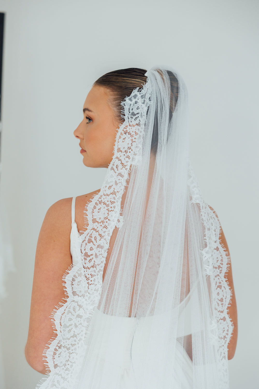 SOPHIE. single tier veil, cord lace trim.