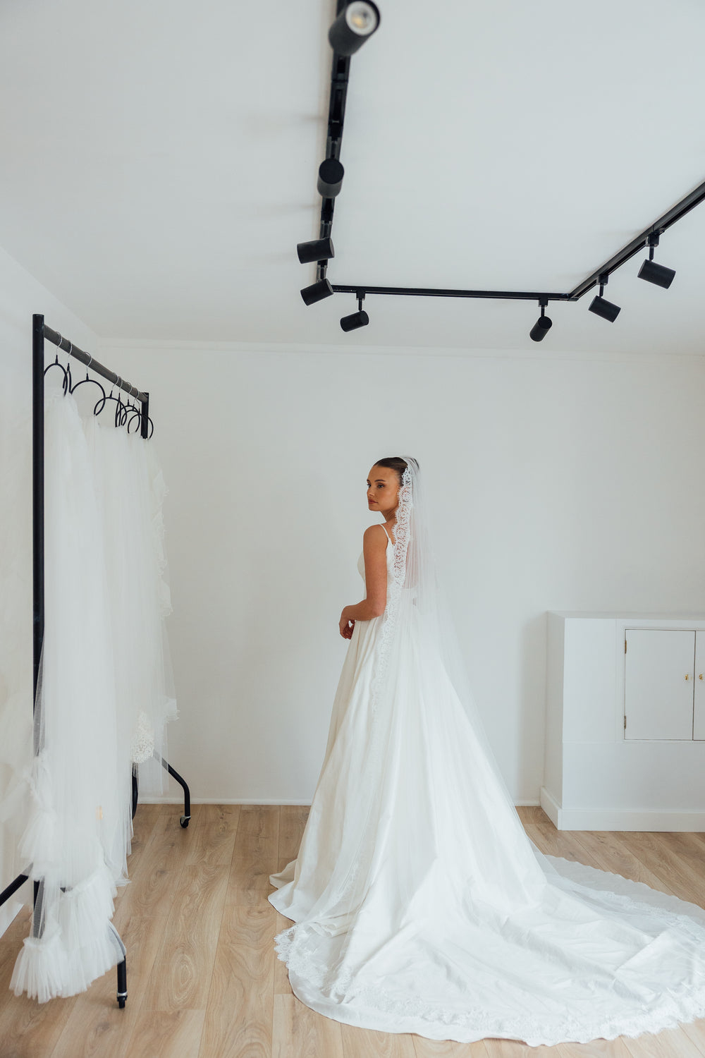 SOPHIE. single tier veil, cord lace trim.