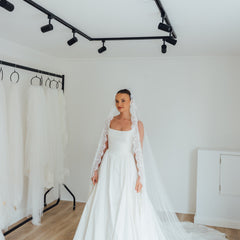 SOPHIE. single tier veil, cord lace trim.