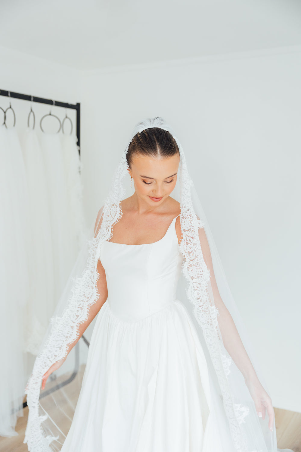 SOPHIE. single tier veil, cord lace trim.