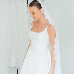 SOPHIE. single tier veil, cord lace trim.