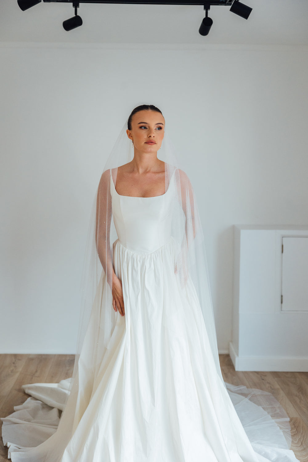 DAPHNE. blusher veil, sparkle detail.