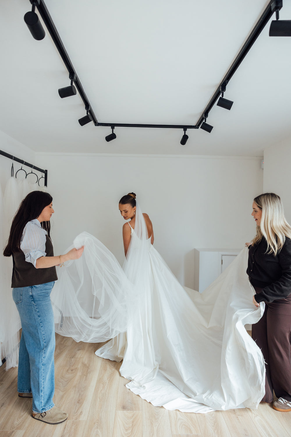 DAPHNE. single tier veil, sparkle detail.