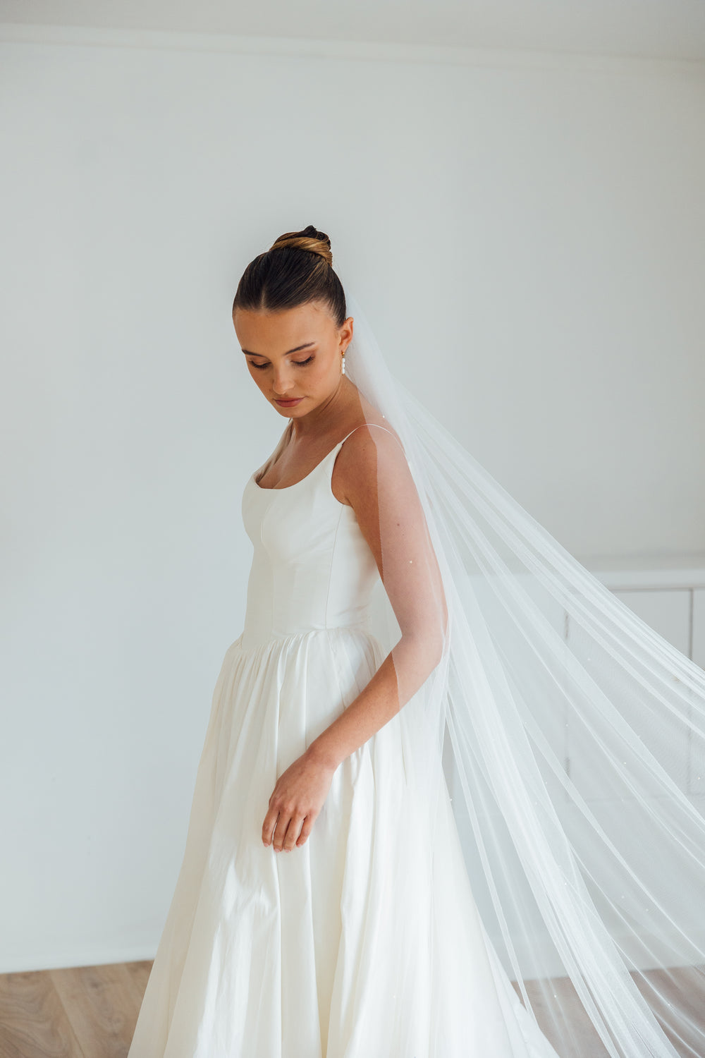 DAPHNE. single tier veil, sparkle detail.