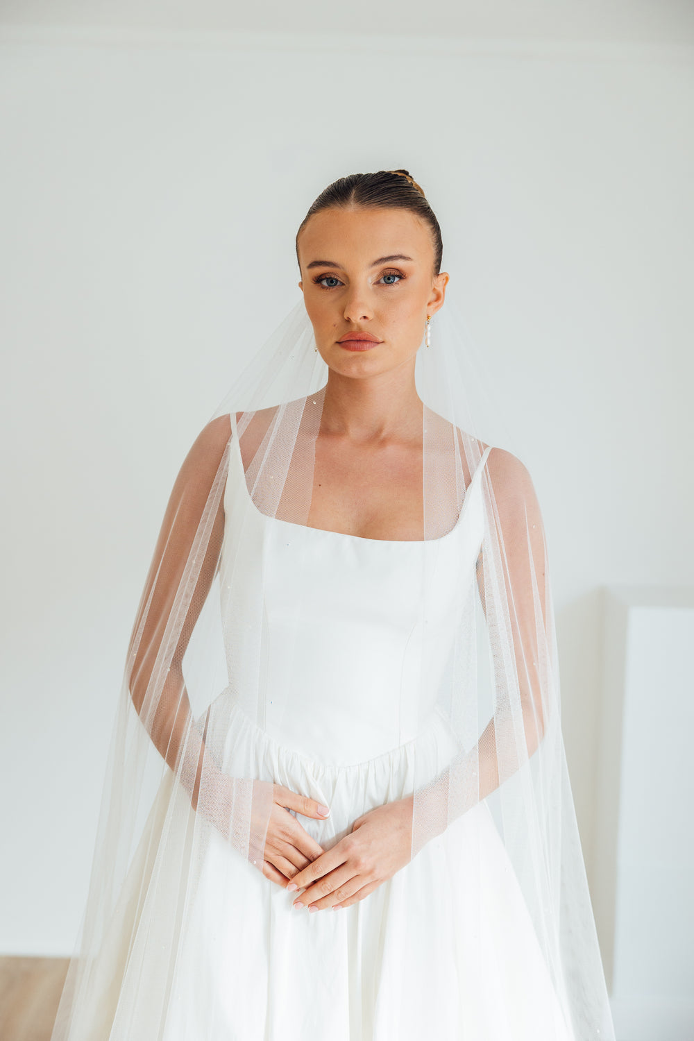 DAPHNE. single tier veil, sparkle detail.