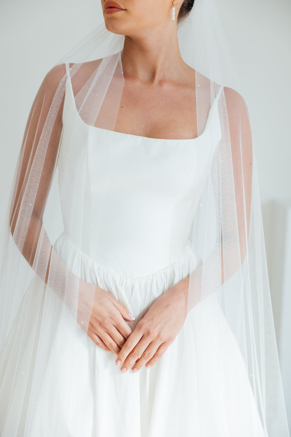 DAPHNE. single tier veil, sparkle detail.