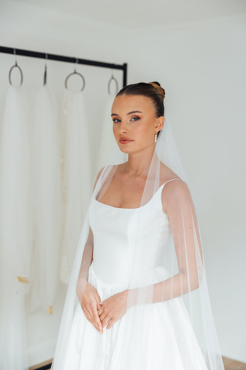 DAPHNE. single tier veil, sparkle detail.