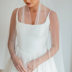 DAPHNE. single tier veil, sparkle detail.