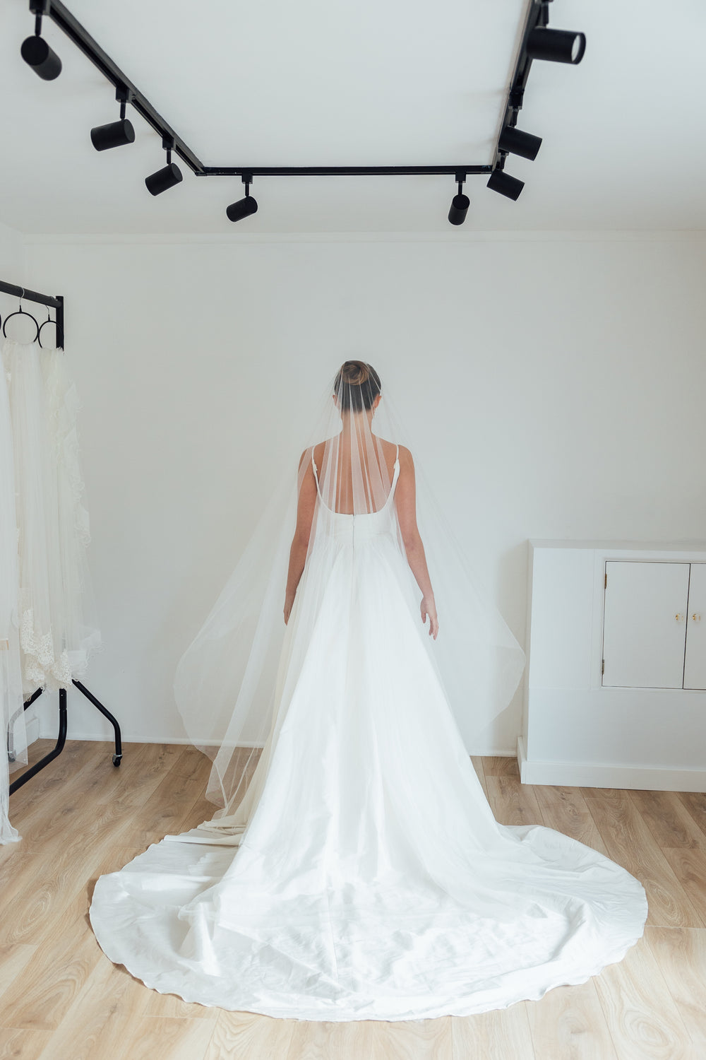 LILY. plain tulle, blusher veil.